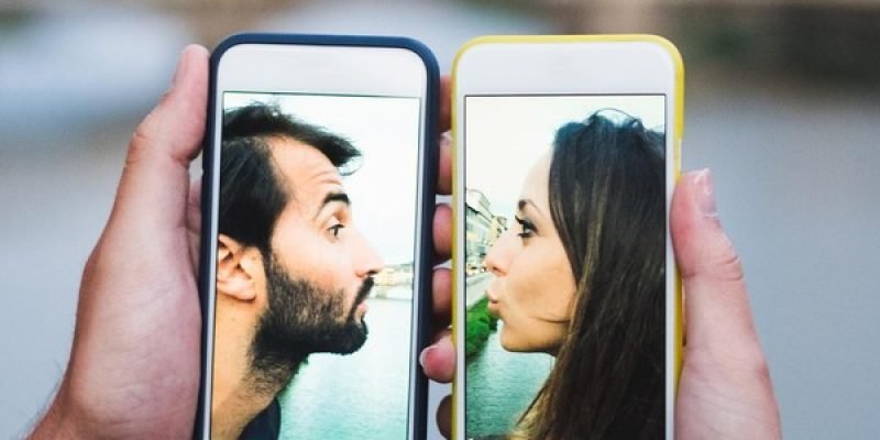 Tanda pasangan selingkuh lewat HP